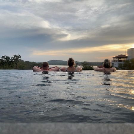 Sundown Lake Hotel & Spa Habarana Ngoại thất bức ảnh