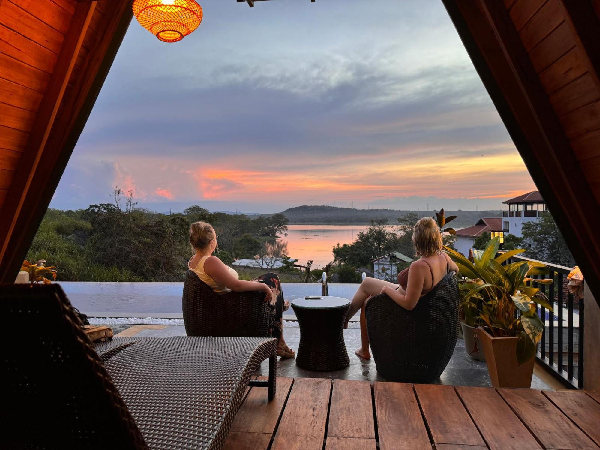 Sundown Lake Hotel & Spa Habarana Ngoại thất bức ảnh