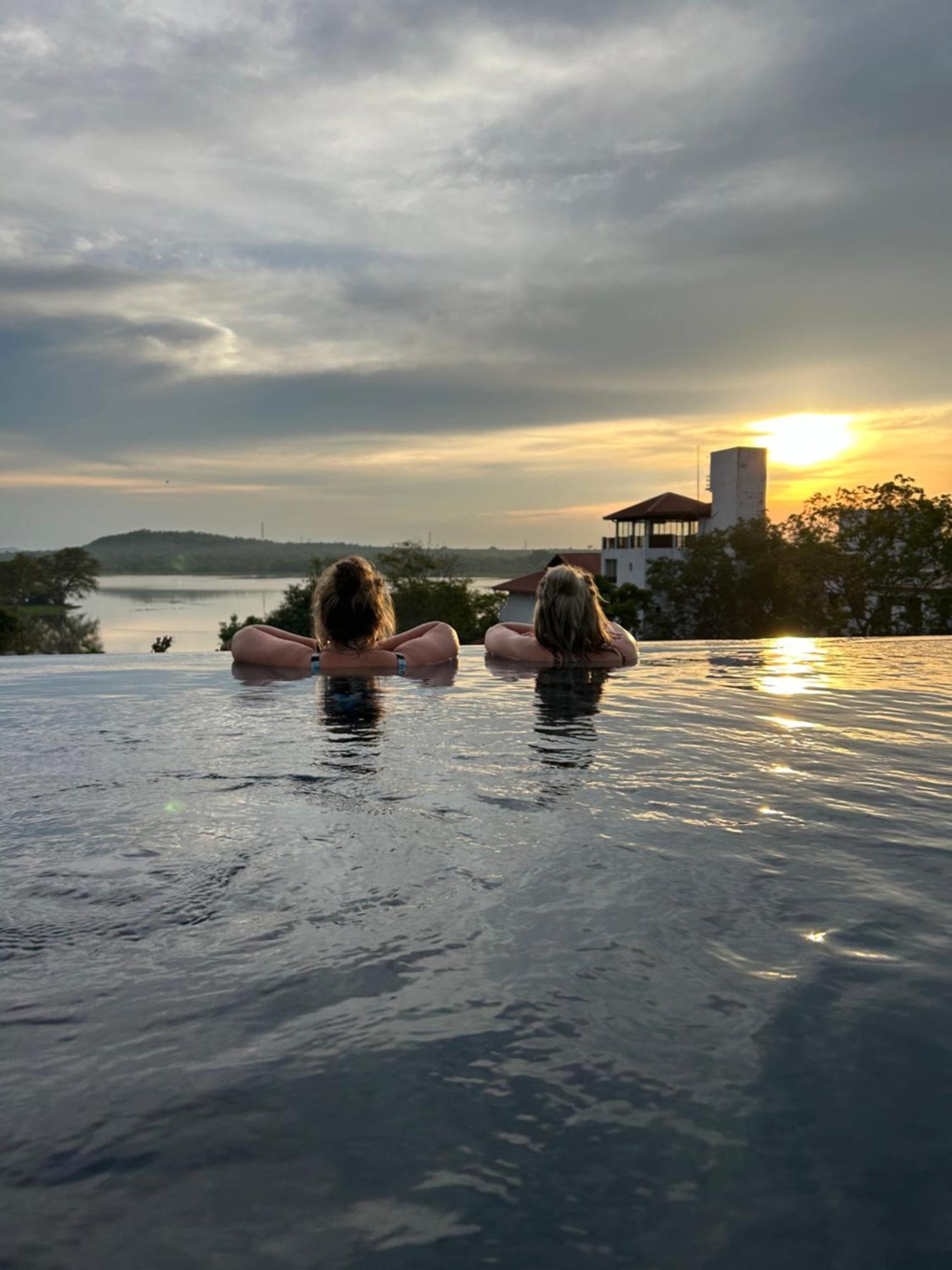 Sundown Lake Hotel & Spa Habarana Ngoại thất bức ảnh