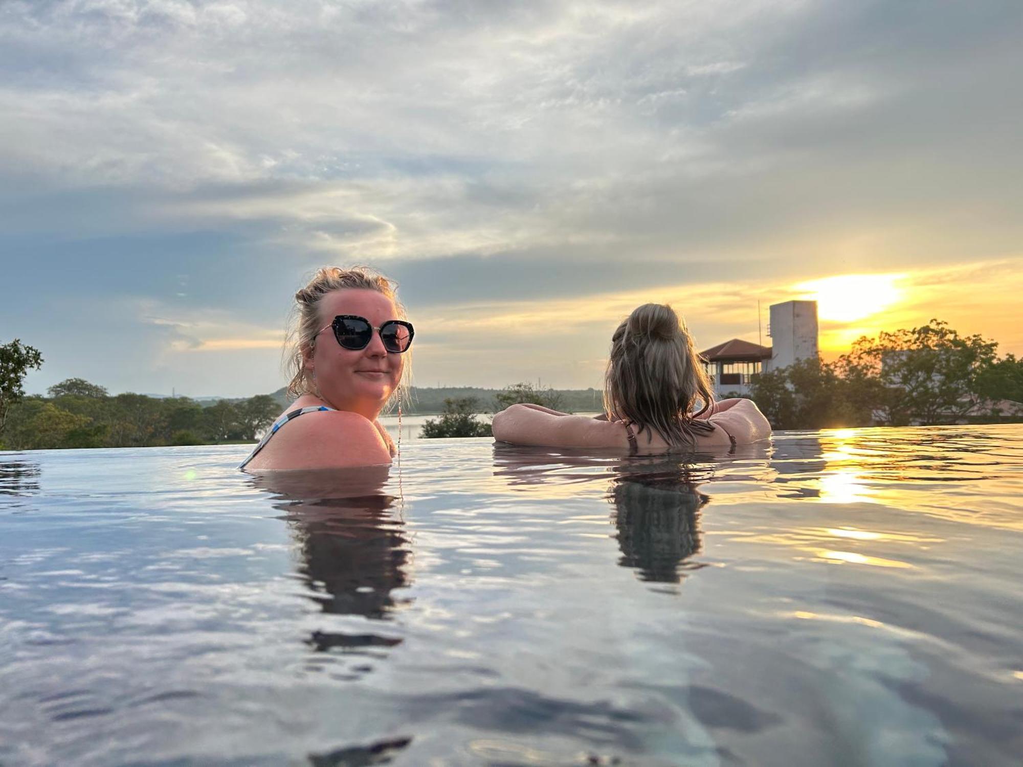 Sundown Lake Hotel & Spa Habarana Ngoại thất bức ảnh