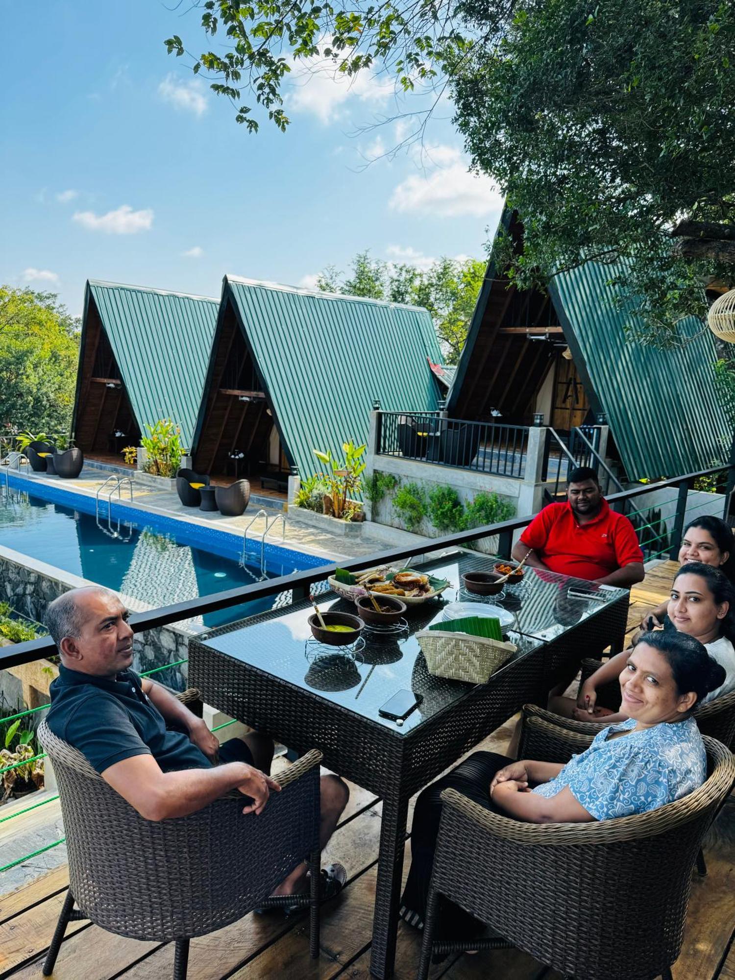 Sundown Lake Hotel & Spa Habarana Ngoại thất bức ảnh