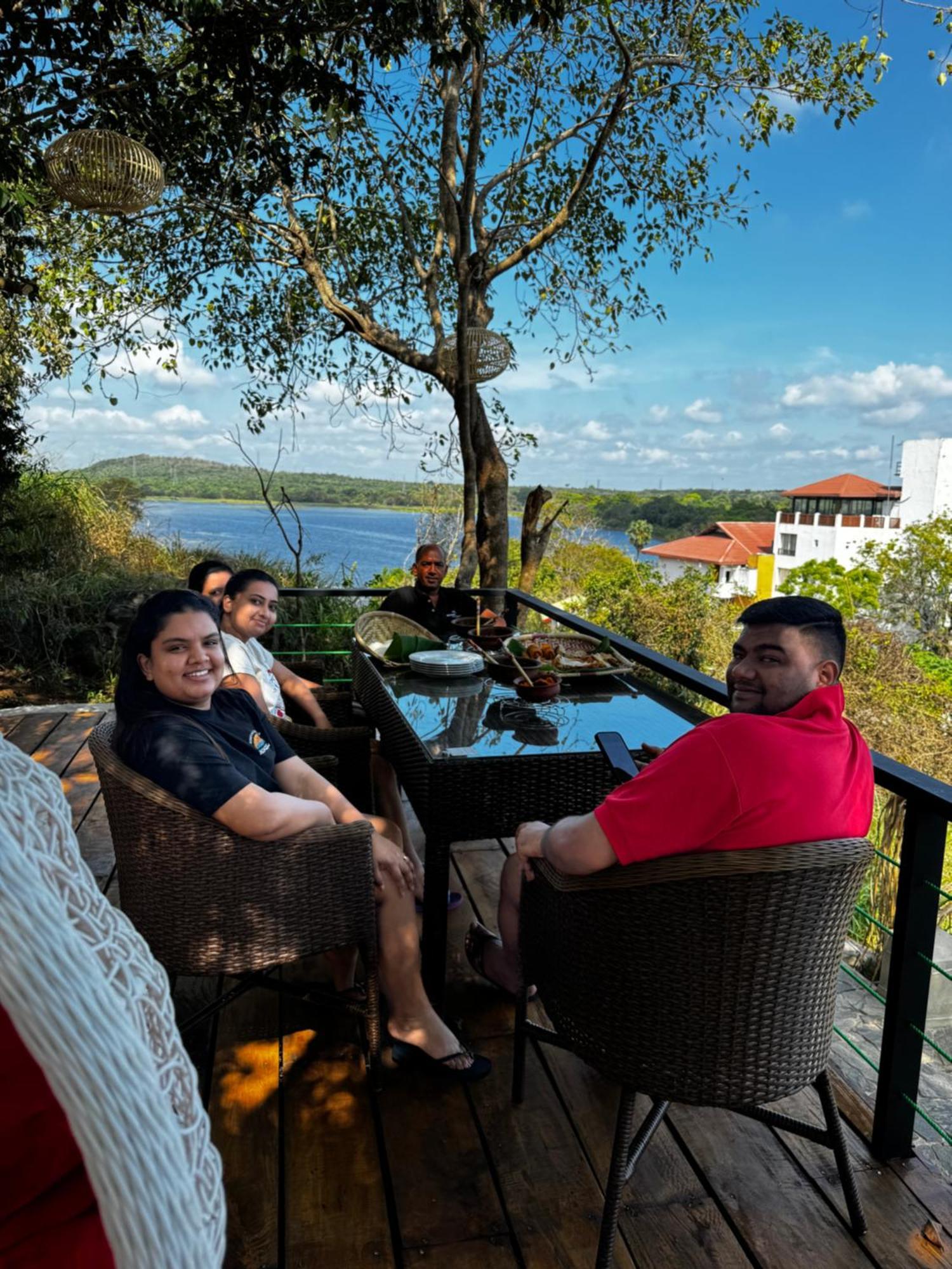Sundown Lake Hotel & Spa Habarana Ngoại thất bức ảnh