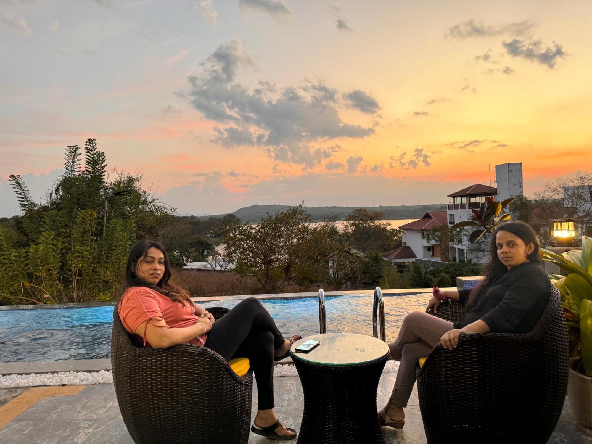 Sundown Lake Hotel & Spa Habarana Ngoại thất bức ảnh